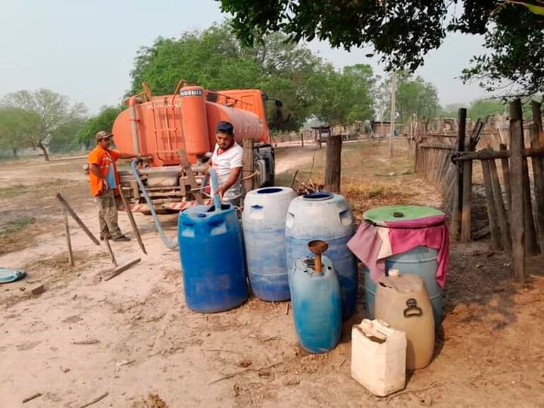 Una hogar recibe agua desde un camión cisterna. 