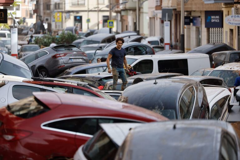 Vehículos amontonados en una calle tras las intensas lluvias de la fuerte dana que afecta especialmente el sur y el este de la península ibérica, este miércoles en Sedaví (Valencia). 