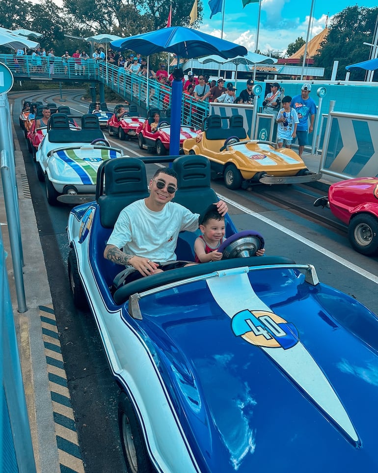 Papá Miguel Almirón y Francesco en uno de los juegos del parque temático. (Instagram/Alexia Notto)