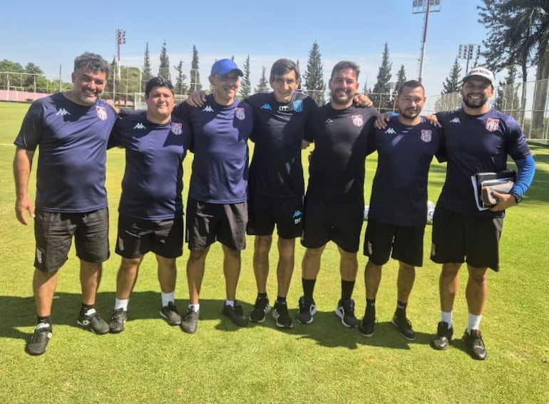 Gustavo Costas, entrenador de Racing Club, con los componentes del cuerpo técnico de General Caballero, comandado por Troadio Daniel Duarte.