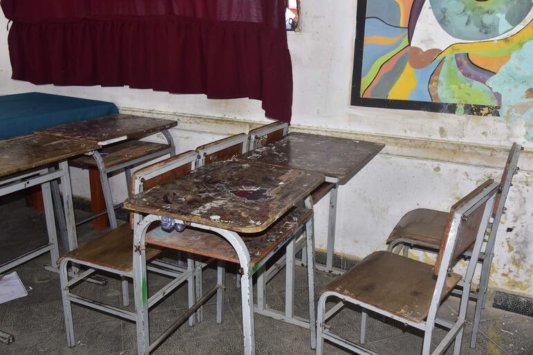 Las paredes en deplorable estado y muebles rotos y deteriorados, se observan en esta sala de clases del Colegio Nacional Eduardo López Moreira.