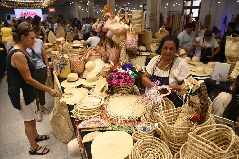 Artesanos de distintos rubros ofrecieron sus trabajos en la feria "Somos", que se desarrolló en el Puerto de Asunción.