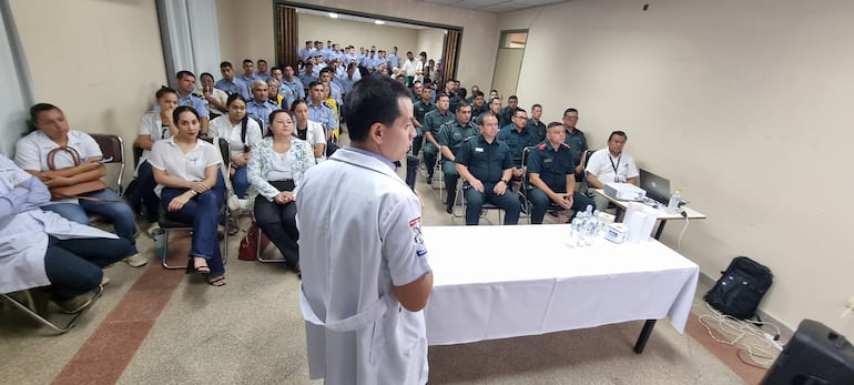 El doctor urólogo Raúl Adorno, realizando una charla de concienciación en el Hospital Regional de San Juan Bautista, Misiones.