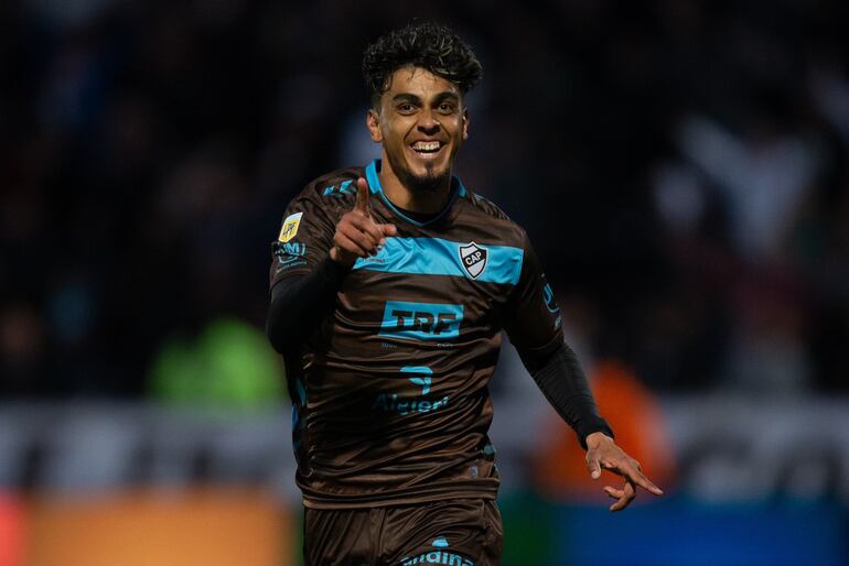 El paraguayo Ronaldo Martínez, futbolista de Platense, celebra un gol en el partido contra Estudiantes de La Plata en el estadio Vicente López, en Buenos Aires, Argentina.