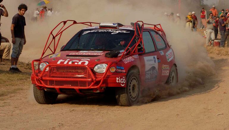 El Toyota Corolla WRC de "Pancho" y "Edu" pasando bajo a la atenta mirada de los aficionados en la edición 2007 del TCR.