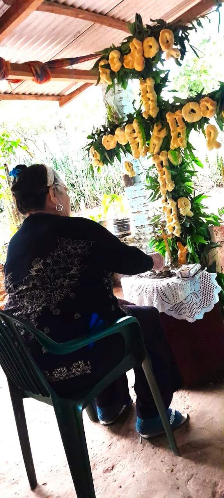 Elodia Estigarribia, más conocida como Ña Lola, también preparó su altar para exaltar a la cruz siguiendo una tradición de sus abuelos.