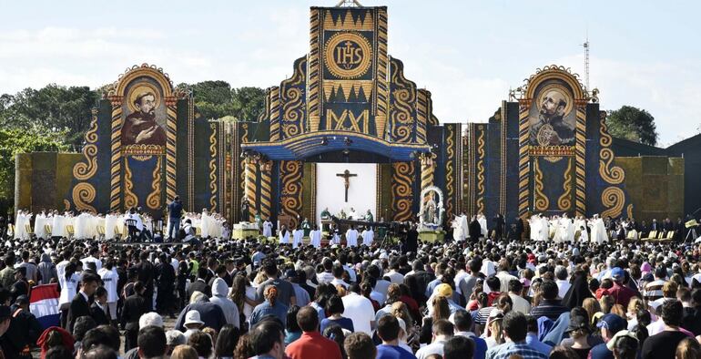 El imponente retablo elaborado para la misa en honor al Papa Francisco. 