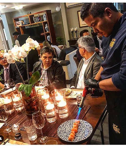 El chef de Luan Yamashita,  acusado de supuesto lavado de dinero en  Brasil, sirve la cena al exfiscal Marco Alcaraz. Fue el 18 de setiembre de 2019 en el restaurante Audaz, del presunto narco  Ronaldo Mendes Nunes. En la imagen también está el abogado de Horacio Cartes, Ricardo Preda.