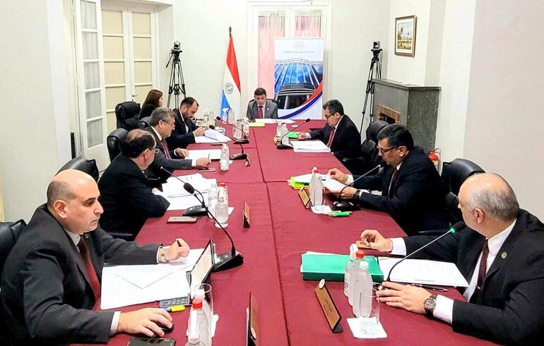 César Ruffinelli Buongermini, senador Edgar Idalino López Ruiz, ministro Eugenio Jiménez Rolón, Jorge Bogarín Alfonso, Oscar Paciello Samaniego, Alfredo Enrique Kronawetter, diputado Edgar Gustavo Olmedo Silva y Gustavo Miranda, miembros del Consejo de la Magistratura.