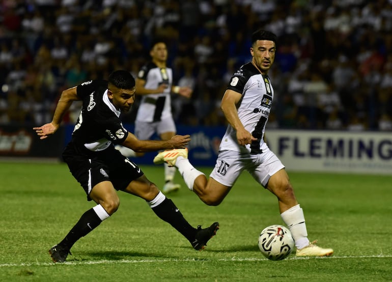 Marcos Gómez (i), jugador de Olimpia, pelea por el balón en el partido contra Tacuary por la duodécima fecha del torneo Clausura 2023 del fútbol paraguayo. 