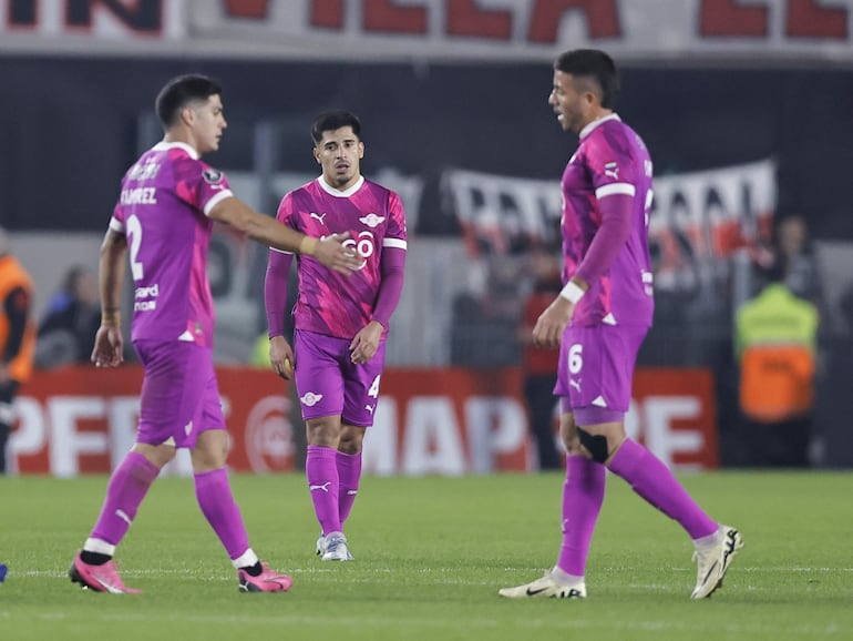 Los jugadores de Libertad se saludan al finalizar el primer tiempo del partido frente a River Plate por la Copa Libertadores 2024 en el estadio Monumental, en Buenos Aires.