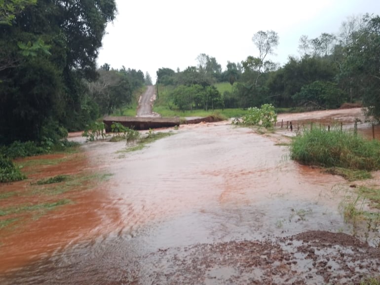 Crecida de arroyo arrastra un puente de madera en Nueva Alborada.