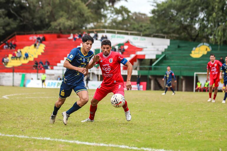 José Luis Rodríguez de Sport Colonial intenta superar la marca del capitán "matarife", Hugo Centurión. (Foto: APF)