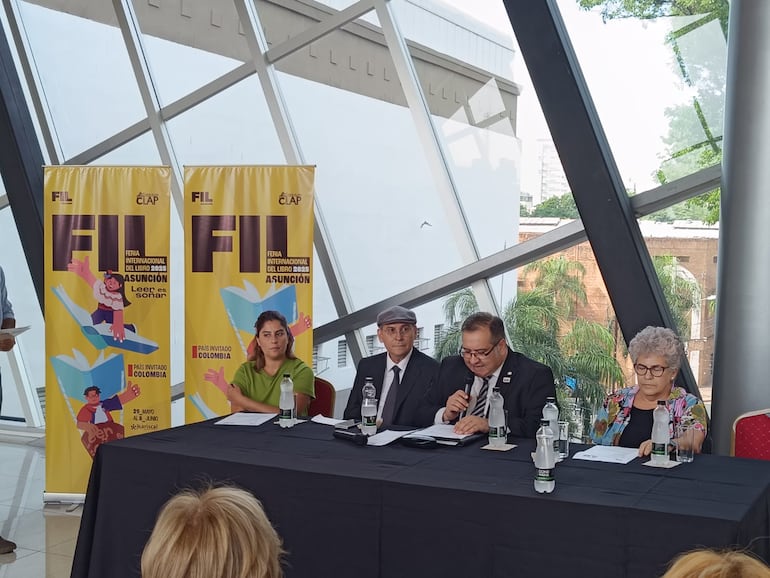 Cecilia Domínguez, Juan Manuel Corzo, Nery Peña y Estela Franceschelli participaron hoy del lanzamiento de la FIL Asunción 2025, que comenzará se llevará a cabo desde el 29 de mayo.