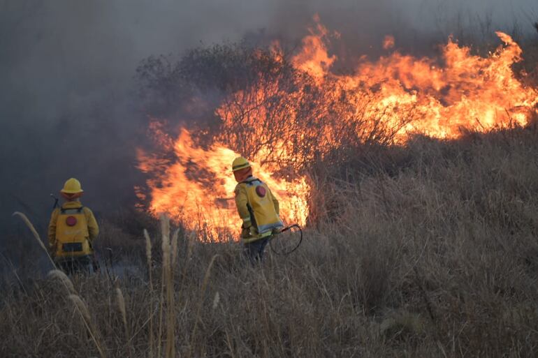 Incendios en Córdoba: llamas a 50 metros de las casas, vecinos evacuados y corte de ruta