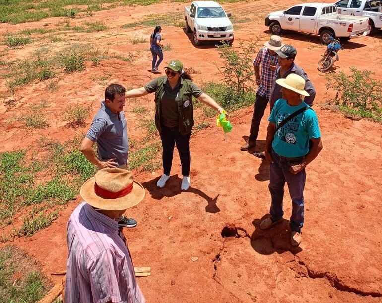 
Funcionarios de la Fiscalía del Medio Ambiente dialogan con un grupo de vecinos de la localidad de Choré durante la intervención realizada 