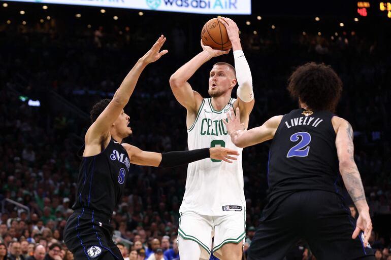 Kristaps Porzingis, jugador de Boston Celtics, en el primer partido de las finales de la NBA contra Dallas Mavericks en el TD Garden, en Boston, Massachusetts.