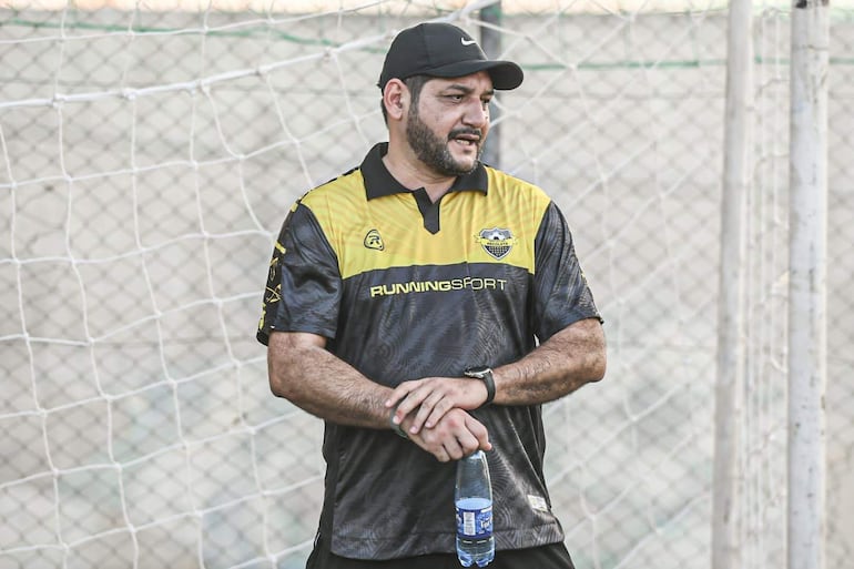 Jorge Osmar González Frutos (49), director técnico de Recoleta FC.