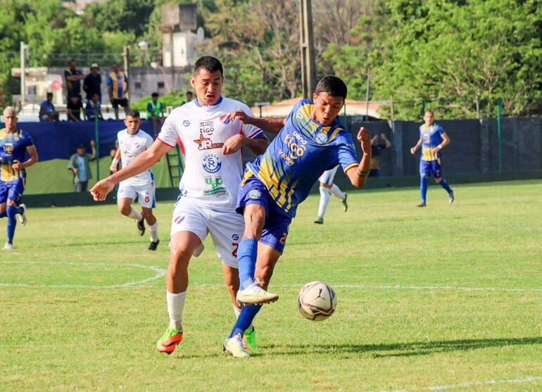 Matías Alfonso de Cristóbal Colón JAS, maneja el esférico ante la presencia cercana del defensor “tricolor” José Ruiz. (Foto: APF)