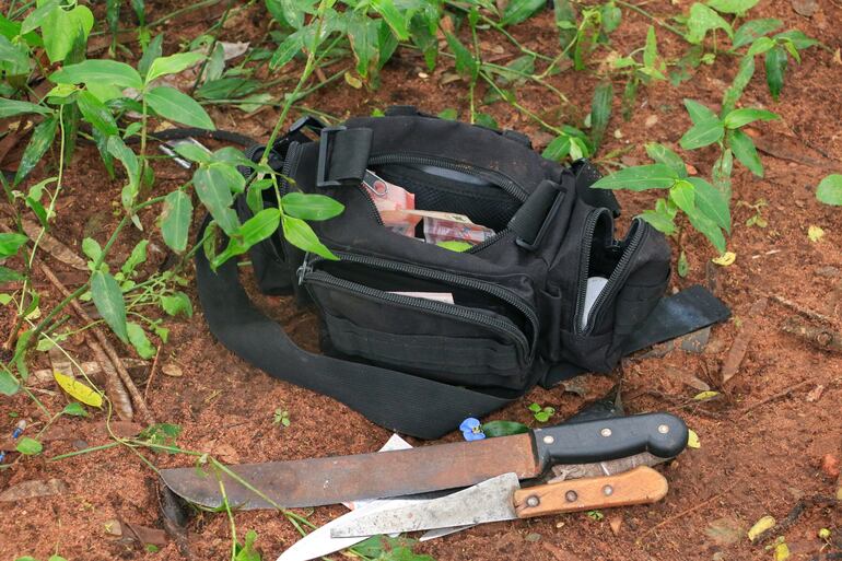 Armas blancas que fueron localizadas en el procedimiento.