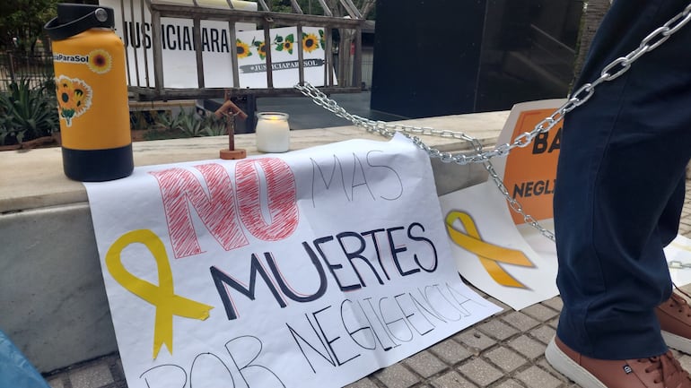 Los padres de Sol Chávez se encadenaron frente al Palacio de Justicia por las bajas condenas contra las dos mujeres acusadas de homicidio culposo.