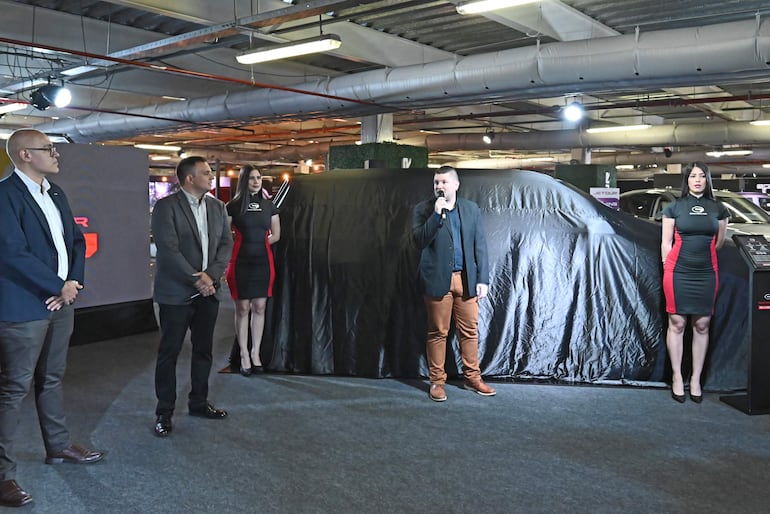 Domingo Ruíz, jefe de Ventas de GAC Motor, Luis Knopfelmacher, presentador de Test Drive, y Rodrigo Piñeiro, gerente de Marketing de De La Sobera.