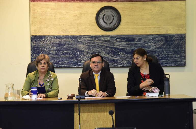 De izquierda a derecha. Jueces Laura Ocampo, Fabián Weisensee (presidente) y Cándida Fleitas, integrantes del Tribunal de Sentencia.