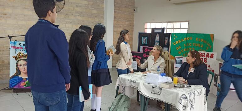 Susana Gertopán, "Premio Nacional de Literatura 2021", con la docente Ana Ruíz Díaz y alumnos del Colegio María Auxiliadora de San Lorenzo.