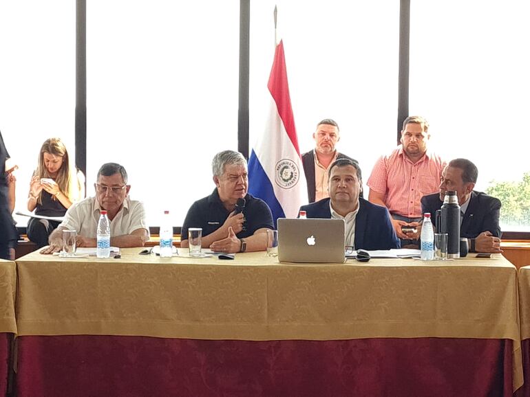 Luis Pettengill, Enrique Riera, Derlis Maidana y Ángel Barchini en la reunión ayer en el Senado.