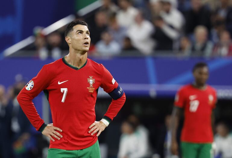 Cristiano Ronaldo, jugador de la selección de Portugal, lamenta una acción en el partido contra Francia por los cuartos de final de la Eurocopa 2024 en Hamburgo, Alemania.