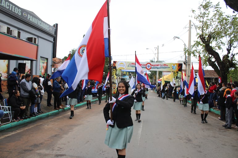 Colorido desfile cívico en homenaje a la patria en Caacupé