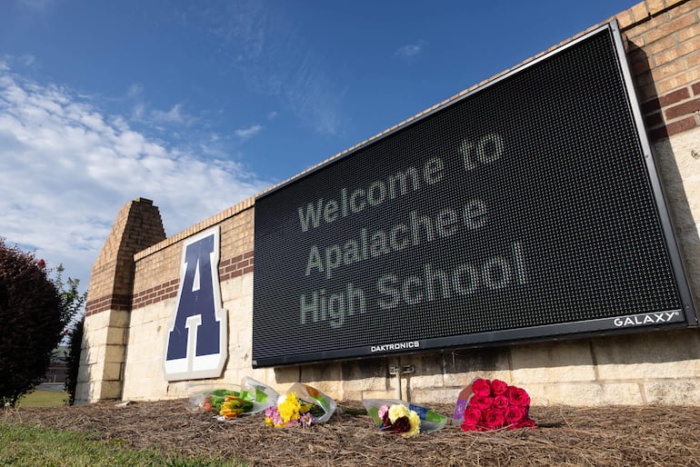 Hay flores frente al letrero de la escuela afuera de la escuela secundaria Apalachee el 5 de septiembre de 2024 en Winder, Georgia.