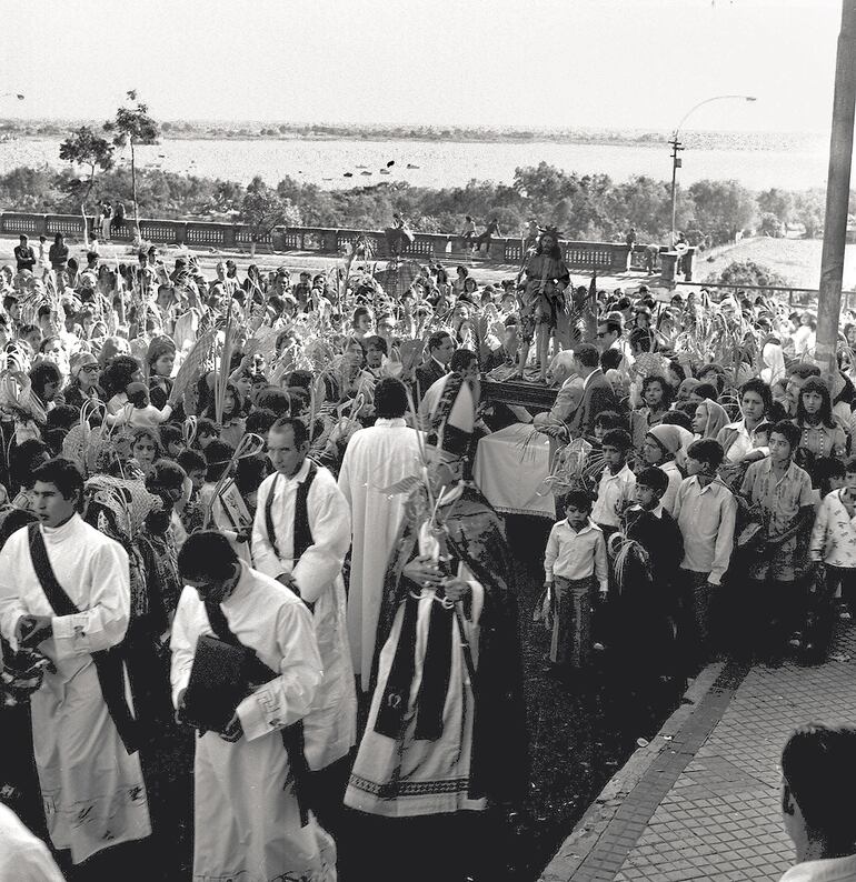 Domingo de Ramos, presidido por monseñor Ismael Rolón en 1976, con el Señor de las Palmas frente a la Catedral. Archivo ABC Color.