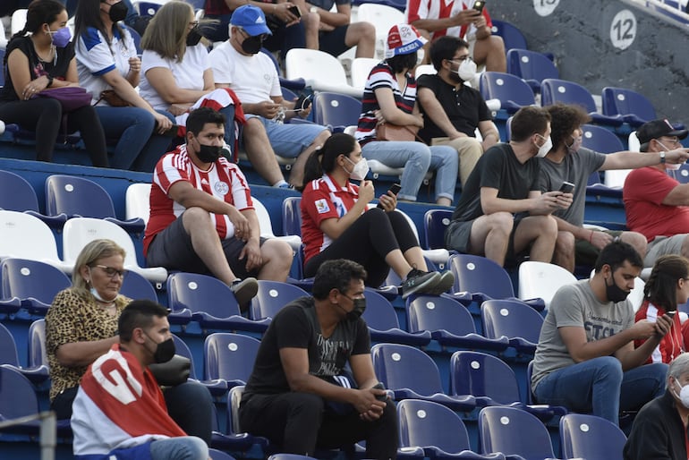 Esperando gritar el gol con tapabocas.