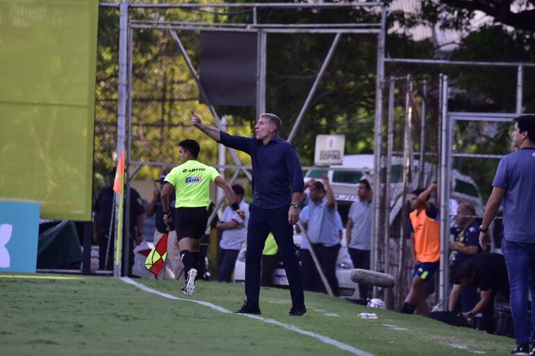 El argentino Martín Palermo, entrenador de Olimpia, en el partido frente a Sportivo Trinidense por la novena jornada del torneo Apertura 2024 del fútbol paraguayo en el estadio Rogelio Silvino Livieres, en Asunción.