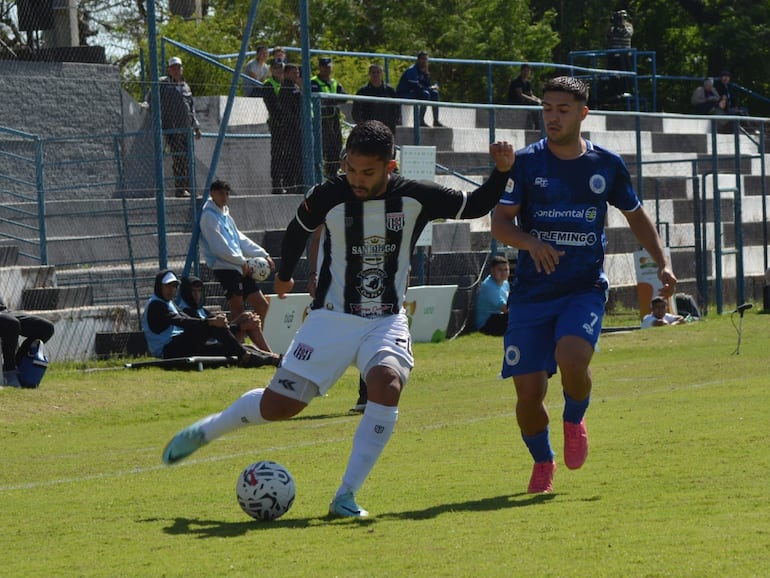 El albinegro Adolfo González domina el balón ante la marca de Jorge Armoa. (Foto: APF)