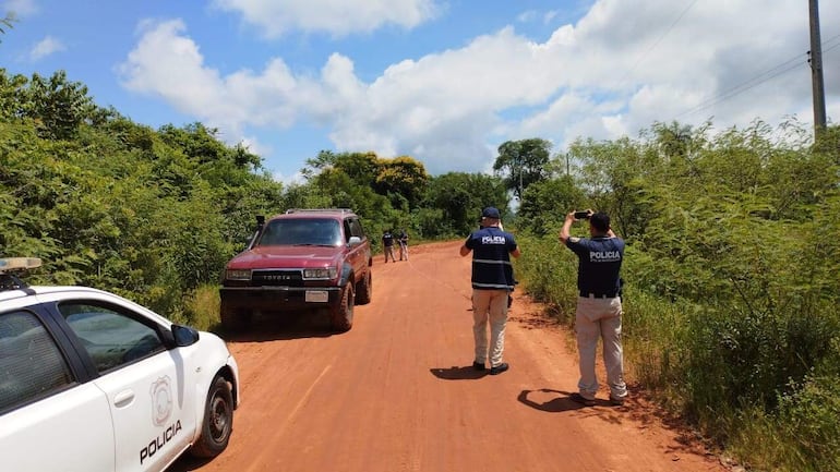 Los efectivos policiales inspeccionan la escena del crimen de Hugo Nelson Aguayo Nuñez.