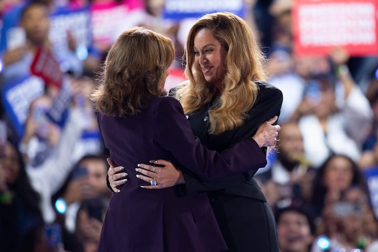 Voluntarios van casa por casa para localizar estadounidenses y animarles a votar, sin importar a quién apoyan aunque, por supuesto, la esperanza es que lo harán por la candidata demócrata y actual vicepresidenta, Kamala Harris. EFE/EPA/CARLOS RAMIREZ