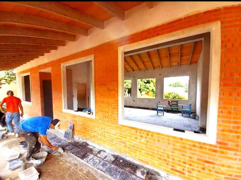 En la Escuela San Juan Bautista, ubicada en la compañía Tajy Loma, se está construyendo un comedor escolar para los alumnos.