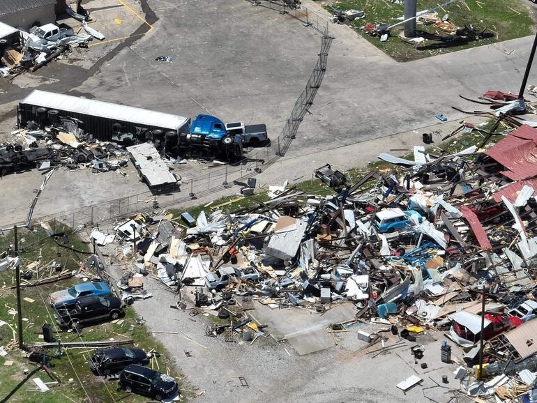 Vista aérea del daño que causó a una casa uno de los tornados que azotó a varios estados en Estados Unidos. En este caso es una casa ubicada en el estado de Texas.