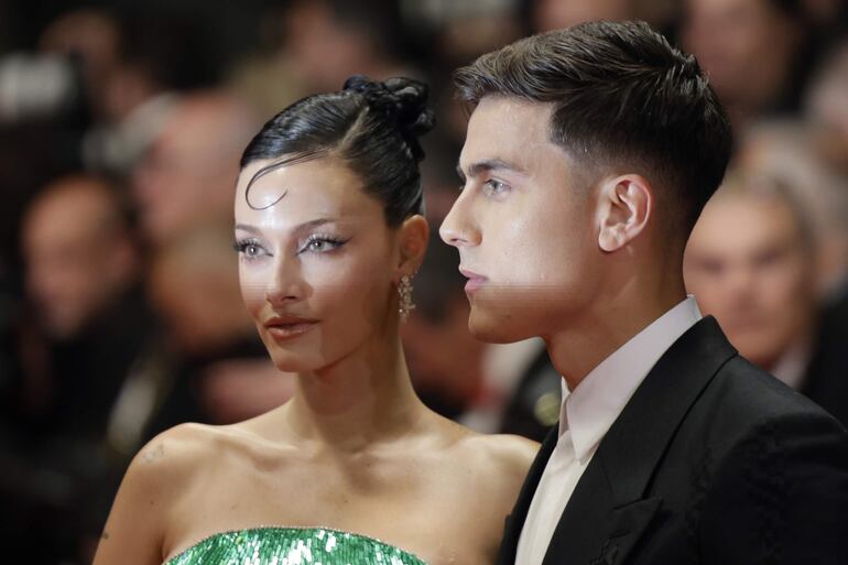 Paulo Dybala y Oriana Sabatini llegando a la premier de 'Les Linceuls' (The Shrouds) en el Festival de Cannes.