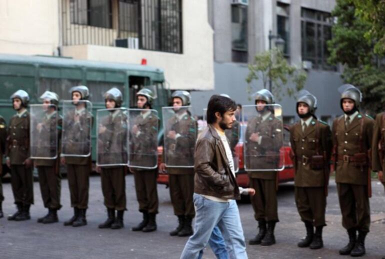 Gael García Bernal en una escena de la película "No", que se proyectará mañana en el CCEJS.