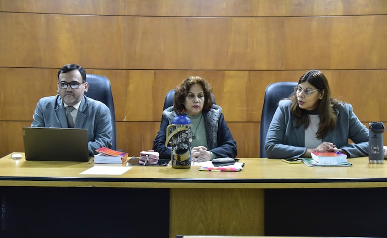 Los jueces Fabián Weisensee, Laura Ocampo (presidenta) y Cándida Fleitas integran el Tribunal de Sentencia.