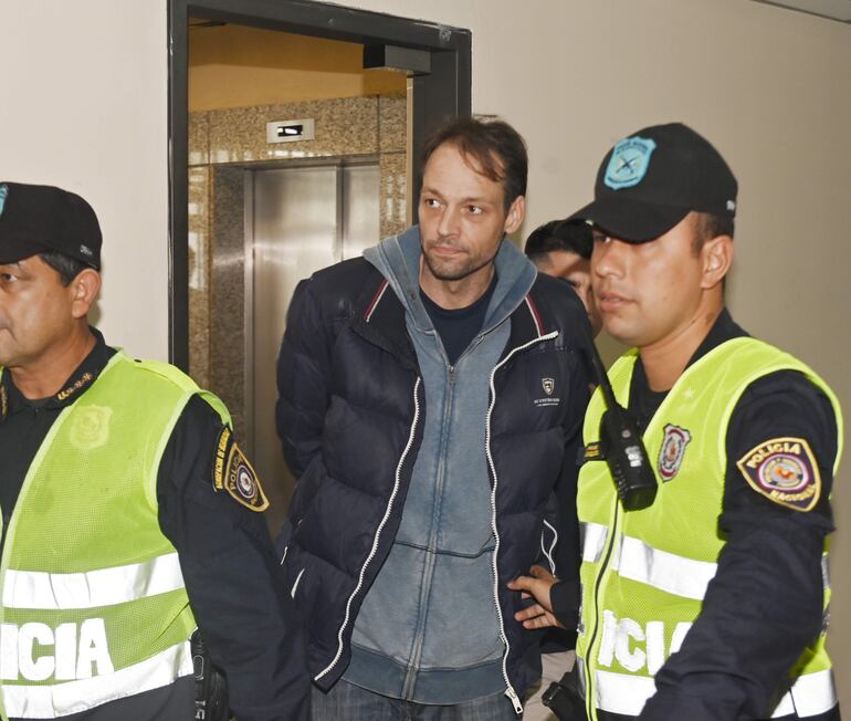 Philipp Kolberg, llegaba ayer esposado al Palacio de Justicia, para su audiencia de imposición de medidas ante el juez.