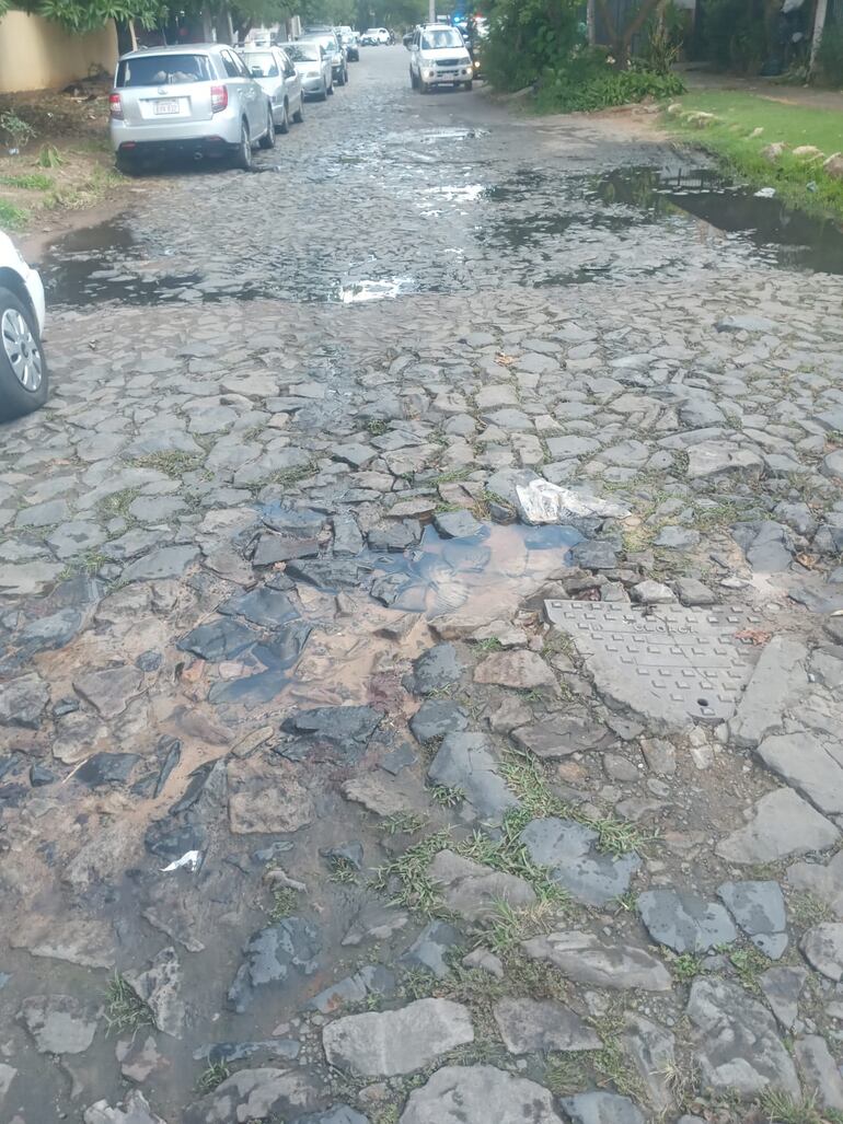 Pérdida de agua en el empedrado.