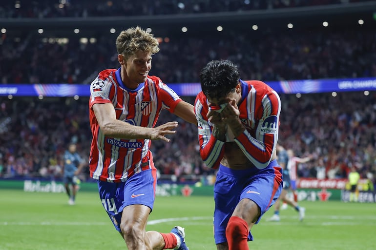 El defensa uruguayo del Atlético de Madrid, José María Giménez, celebra el segundo gol del equipo rojiblanco durante el encuentro correspondiente a la primera jornada de la Liga de Campeones que disputan hoy jueves Atlético de Madrid y el RB Leipzig en el estadio Cívitas Metropolitano de Madrid.