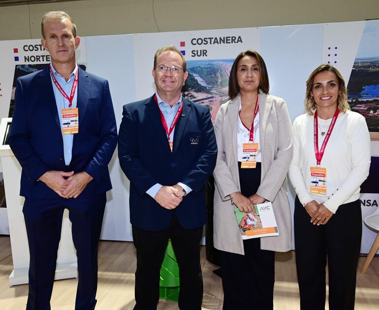 Eduardo Ubamba, Camilo Pérez, presidente del Comité Olímpico Paraguayo, Sandra Rueda y Daiana Enrique.