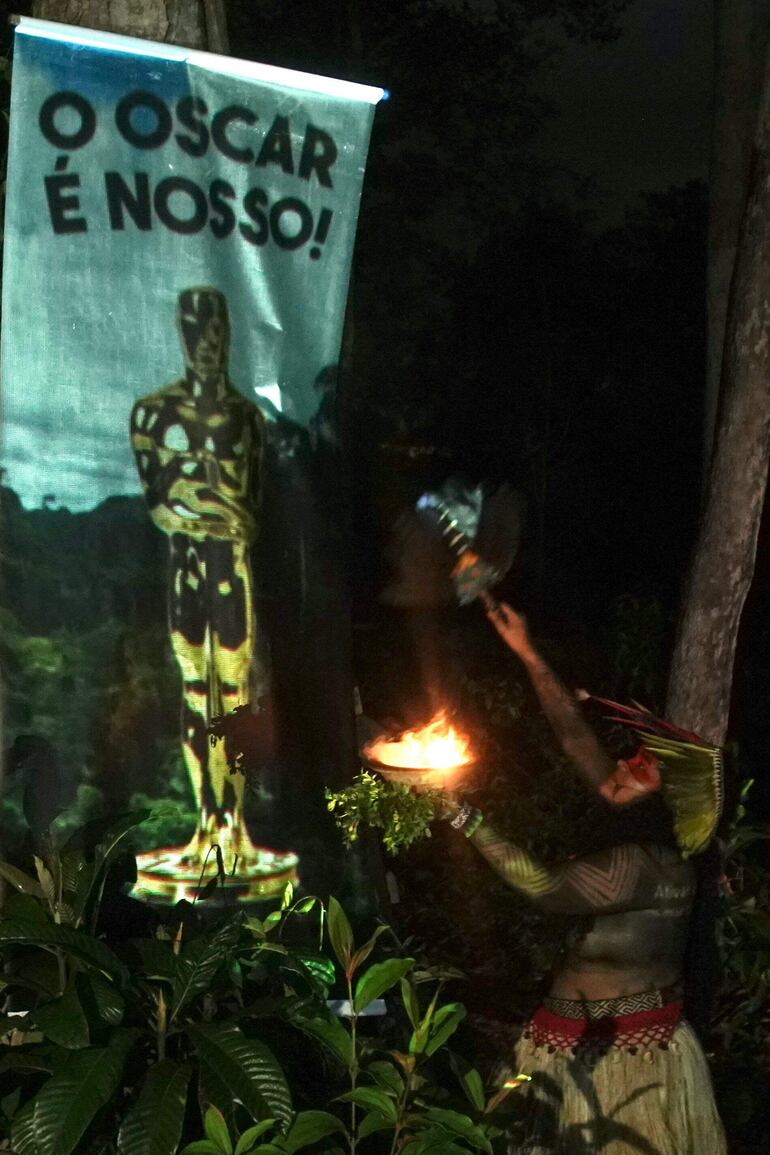 Una comunidad indígena brasileña, en Manaos, realiza un ritual de buena suerte para la película "Ainda Estou Aqui", de cara a su participación en los Óscar.