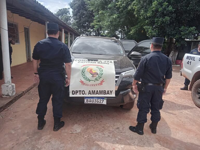 La camioneta Toyota SW4 de color negro, denunciada como hurtada y recuperada en la zona de Capitán Bado, departamento de Amambay.