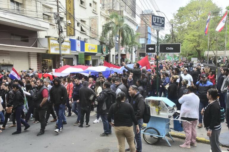 Los docentes se concentraron inicialmente frente al Ministerio de Economía, sobre la calle Chile, y luego marcharon en varias arterias del centro, este miércoles 27/09.